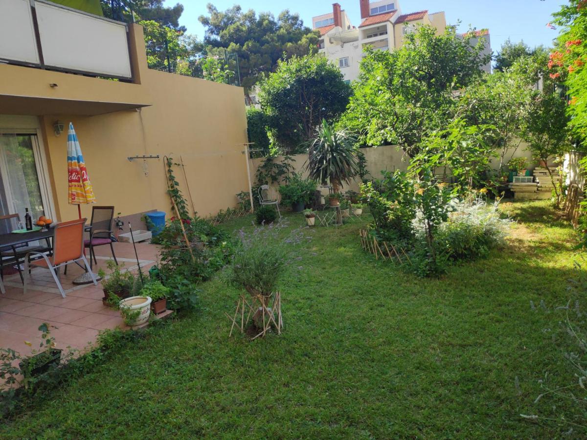 Spacious Apartment With Big Garden Near Beach Спліт Екстер'єр фото
